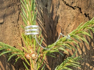 Kolczyk nausznica ażurowa z łańcuszkiem srebro 0,925